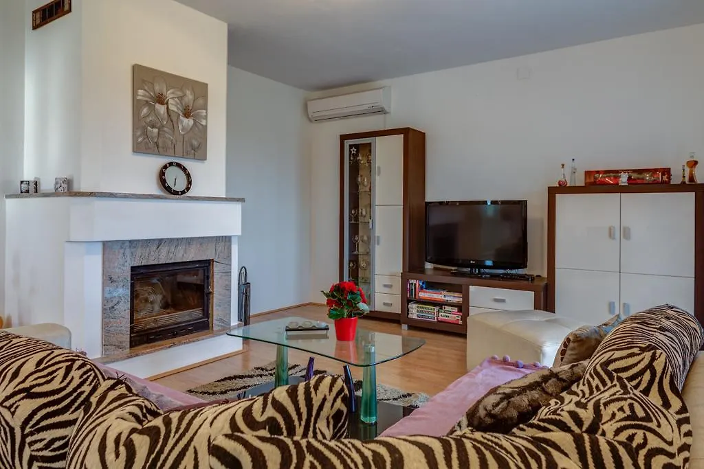 公寓 普拉 Apartman Jovic酒店
